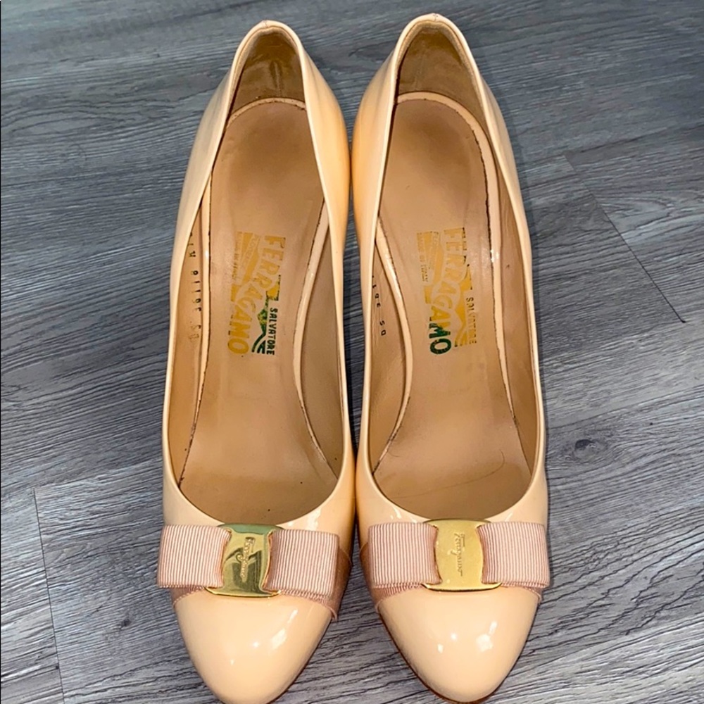 Authentic Ferragamo Vara bow heels